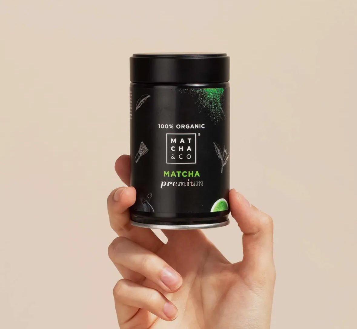 Hand holding MatchaGirls 100 percent organic Bio matcha natuurlijk premium powder tin