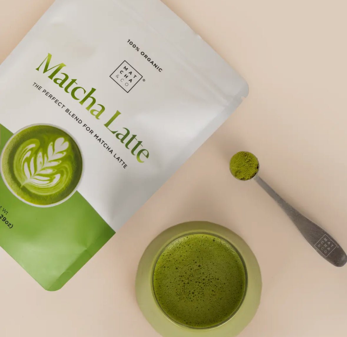 MatchaGirls organic matcha latte package with green matcha powder and a cup of matcha latte met kokosmelk